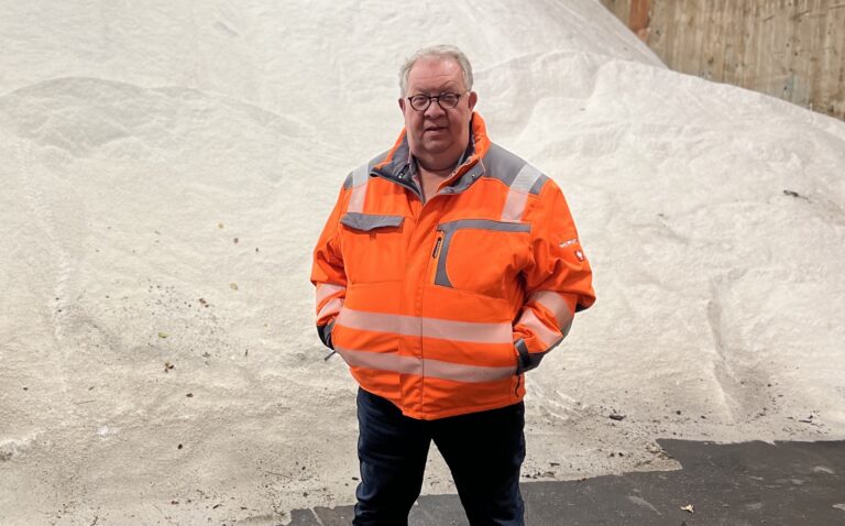 Der Leiter der Straßenmeisterei in Bliedersdorf, Andreas Blohm, im gut gefüllten Salzlager. Foto: Daniel Beneke