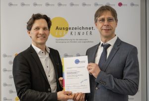 Schleswig-Holsteins Gesundheitsstaatssekretär Oliver Grundei überreicht Chefarzt Dr. Markus Krüger (rechts) die Auszeichnung.