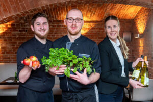 Das neue junge Team vom SeaBreeze: Die Küchenchefs Timio Elias Berisha und Pierce Warner mit Serviceleiterin Sophia Ebers (v.l)