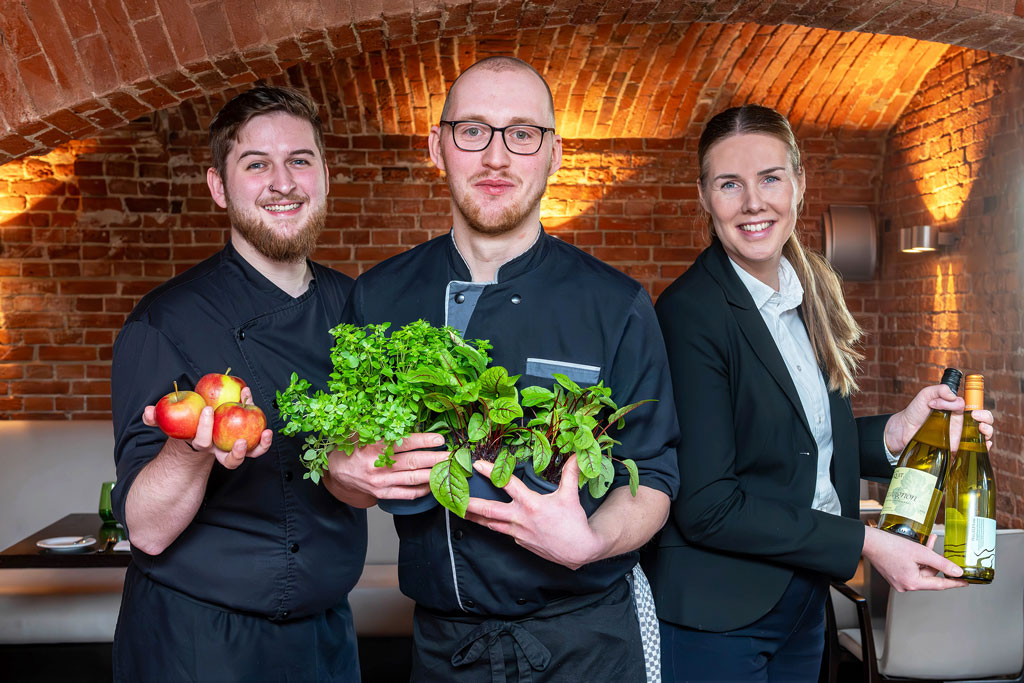 Das neue junge Team vom SeaBreeze: Die Küchenchefs Timio Elias Berisha und Pierce Warner mit Serviceleiterin Sophia Ebers (v.l)