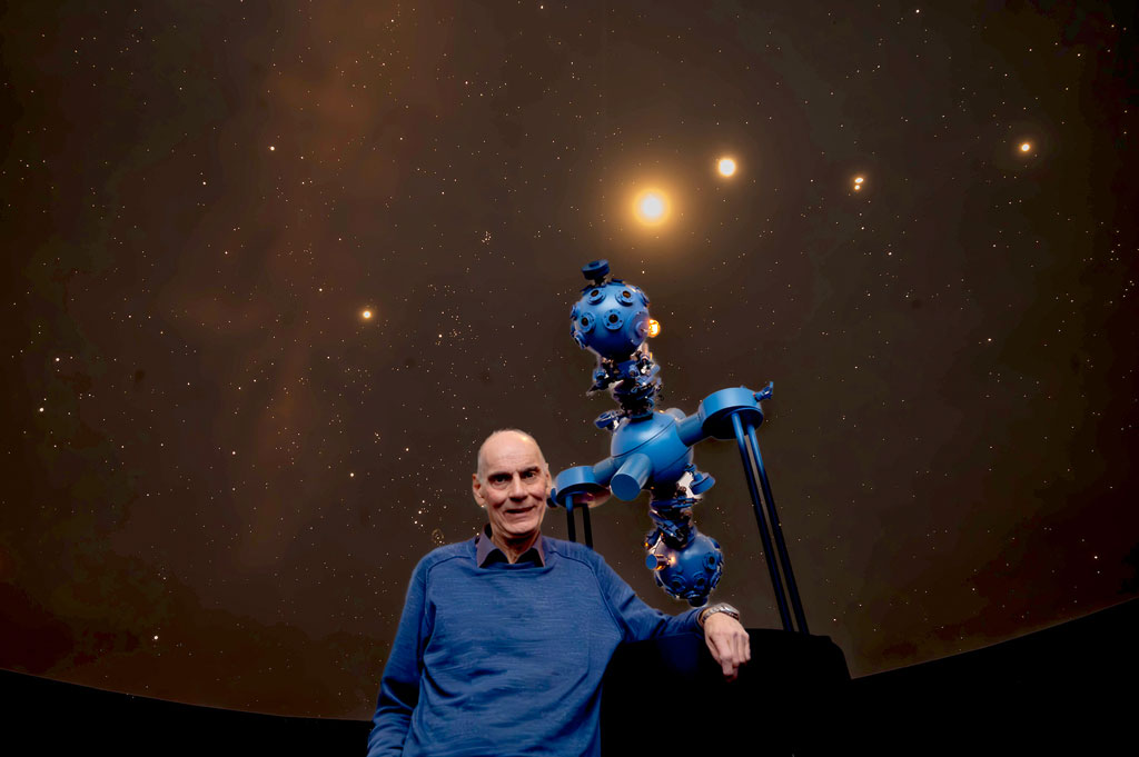VOS_2759-Verbessert-RR Ein Himmel aus Lichtpunkten:
Jörg Pollmann lässt mit dem ZKP II
die Sterne über den Köpfen kreisen.