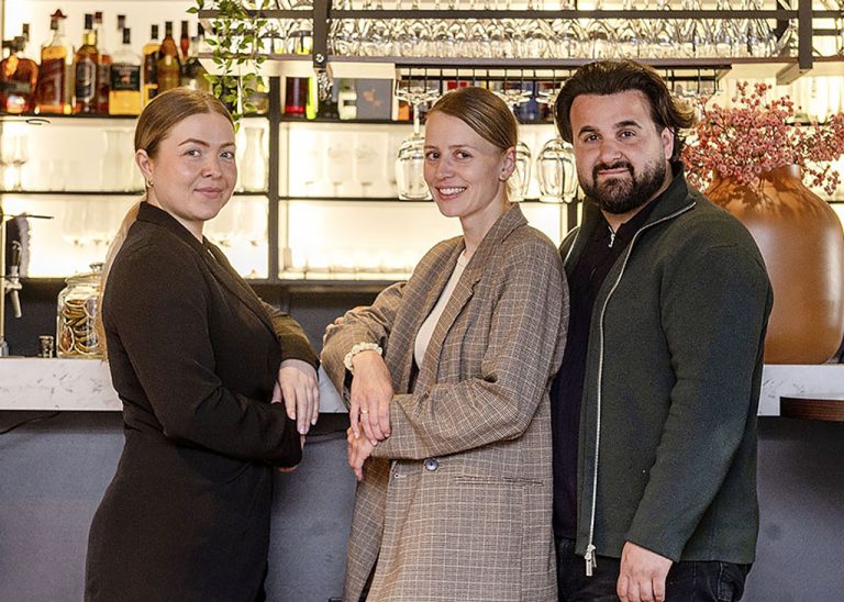 Alina und Hasan Celik mit Servicekraft Anastasija Weimer. (c) Foto: Volker Schimkus