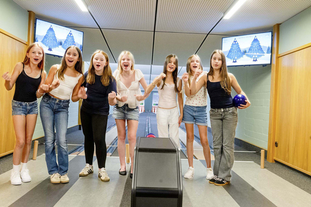Marika, Lara, Maylin, Mathilda S., Charlotte, Lene und Mathilda H. haben die Kegelbahn für zwei Stunden.