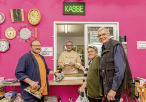 Alexander Krüger und seine Eltern Cornelia und Holger Ebel bezahlen die Fundstücke.