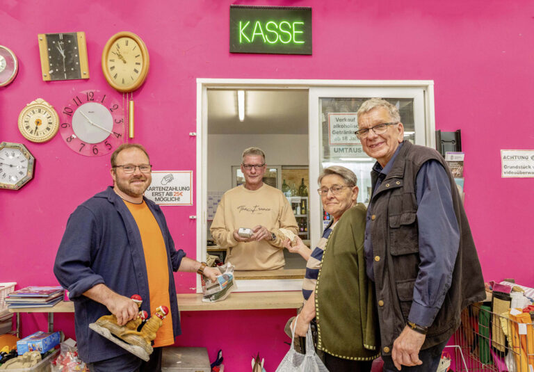 Alexander Krüger und seine Eltern Cornelia und Holger Ebel bezahlen die Fundstücke.