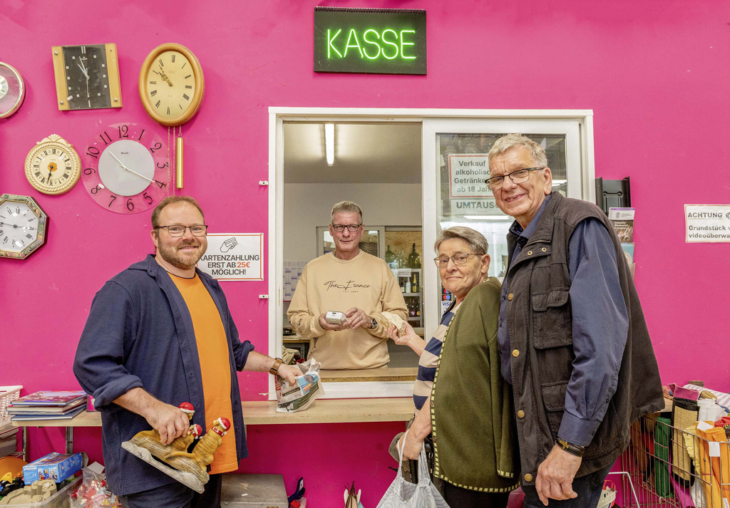 Alexander Krüger und seine Eltern Cornelia und Holger Ebel bezahlen die Fundstücke.