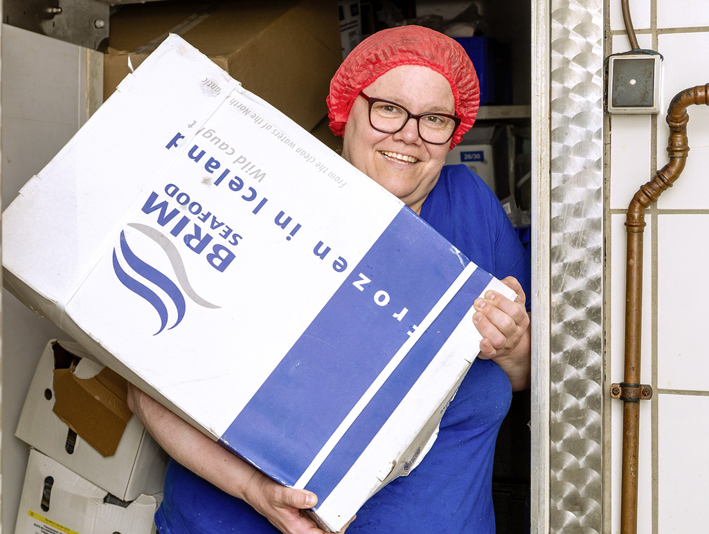 IMAGE Kerstin Döpkens und ihr Team verarbeiten den tiefgekühlten Hering zu Matjes. 